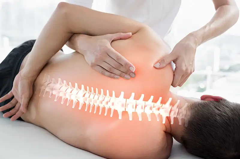 Schmerztherapiemassage auf dem schmerzenden Rücken bei Massagewelt